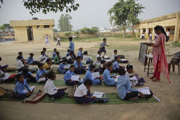 Башталгыч класстардын окуучулары математика сабагын окуп жатат. Индиянын Жамму шаарындагы балдардын ачык асман алдындагы мектеби - Sputnik Кыргызстан