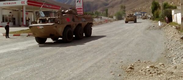 Военная техника Китая проезжает в Нарынской области и едет в Балыкчи для принятия участия в учениях ШОС Мирная миссия — 2016 - Sputnik Кыргызстан