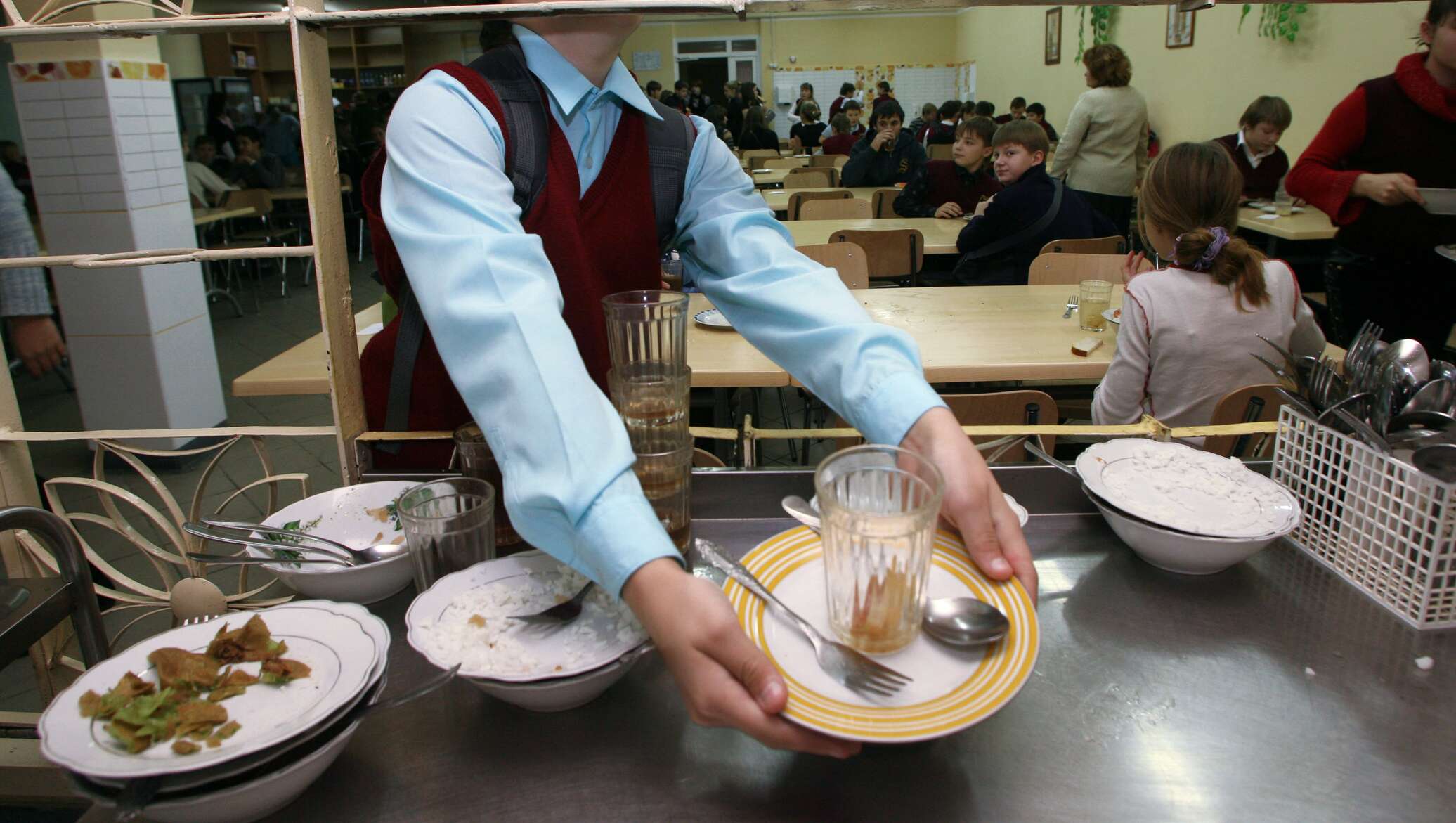 Уехали после обеда. Посуда для школьной столовой. Школьники в столовой. Школьники в столовой убирают посуду. Столовая в школе.