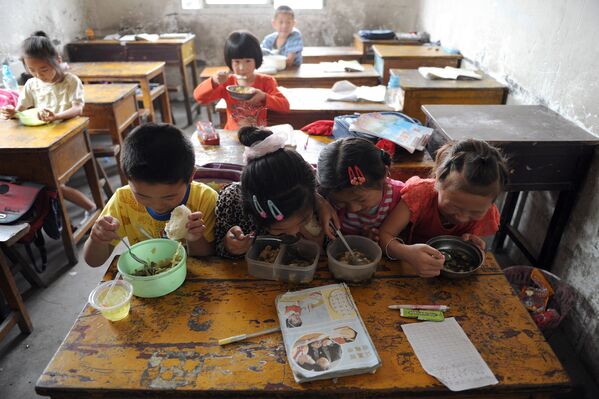 Ученики обедают в нелегальной школе мигрантов в городе Хэфэйна востоке Китая - Sputnik Кыргызстан