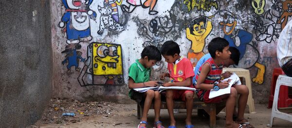 Индийские дети в художественной школе в трущобах в западной части Нью-Дели - Sputnik Кыргызстан