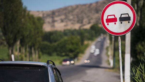 Дорожный знак Обгон запрещен на трассе. Архивное фото - Sputnik Кыргызстан