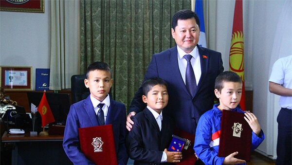 Награждение учеников пятого класса школы № 78, спасших тонувшего в реке Ала-Арча двухлетнего Умара Молдалиева - Sputnik Кыргызстан
