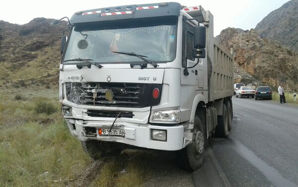 В результате столкновения грузовика HOWO и минивэна Toyota погибли пять человек. - Sputnik Кыргызстан