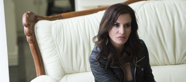 Основательница всемирно известной сети баров Гадкий койот Лилиан Лавел во время интервью Основательница всемирно известной сети баров Гадкий койот Лилиан Лавел во время интервью - Sputnik Кыргызстан