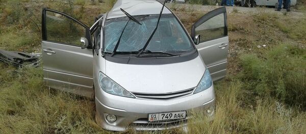 Бишкек — Ош кан жолунда HOWO үлгүсүндөгү жүк ташуучу унаа кагышып кеткен Toyota Estima - Sputnik Кыргызстан