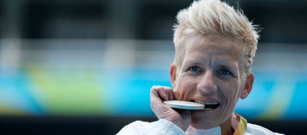 Спортсменка из Бельгии Марике Верворт во время церемонии награждения на паралимпийских играх в Рио-Де-Жанейро - Sputnik Кыргызстан