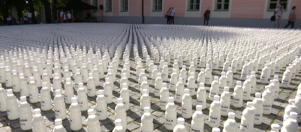 Троянская корова и молоко у здания правительства – митинг фермеров в Эстонии - Sputnik Кыргызстан