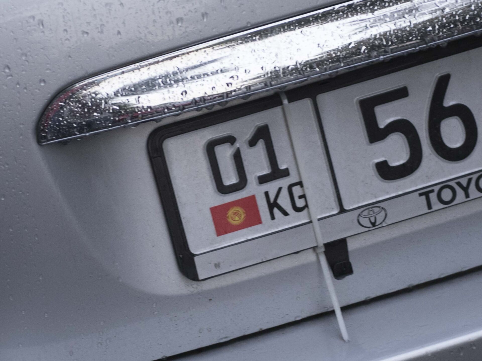Можно ездить на киргизских номерах. Автомобильные номера Киргизии. Иностранные автомобильные номера. Гос номер Кыргызстана. Киргизия номера машин.