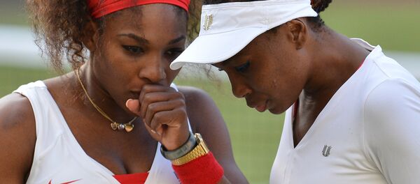 Американские теннисистки Винус Уильямс (справа) и Серена Уильямс. Архивное фото - Sputnik Кыргызстан