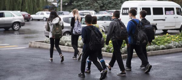 Школьники переходят дорогу в центре Бишкека. Архивное фото Школьники переходят дорогу в центре Бишкека. Архивное фото - Sputnik Кыргызстан