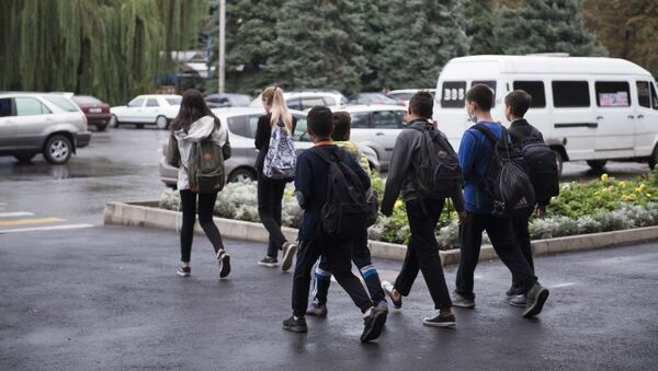 Школьники переходят дорогу в центре Бишкека. Архивное фото - Sputnik Кыргызстан