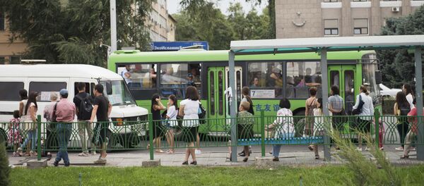 Люди в ожидании общественного траспорта на остановке. Архивное фото - Sputnik Кыргызстан