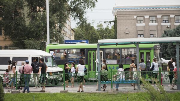 Люди в ожидании общественного траспорта на остановке. Архивное фото - Sputnik Кыргызстан
