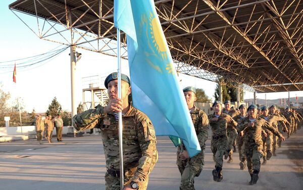 Воинский контингент Казахстана сегодня прибыл в Кыргызстан на антитеррористические командно-штабные учения Мирная миссия — 2016 - Sputnik Кыргызстан