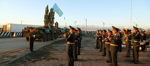 Прибытие воинского контингента Республики Казахстан со своей боевой техникой для участия в военных антитеррористических командно-штабных учениях Мирная миссия — 2016 - Sputnik Кыргызстан