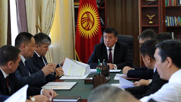 Премьер-министр Сооронбай Жээнбеков интернет тарифин жогорулатуу маселесин караган атайын жумушчу жыйын учурунда - Sputnik Кыргызстан