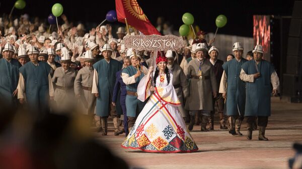 Делегация сборной Кыргызстана на параде участников II Всемирных игр кочевников на церемонии открытия. Архивное фото - Sputnik Кыргызстан