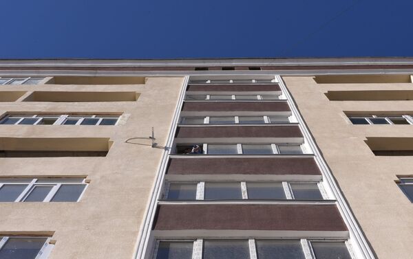 С шестого этажа строящегося дома на пересечении улиц Жумабека и Осмонкулова сорвался мужчина - Sputnik Кыргызстан