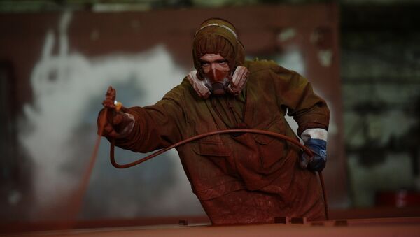 Работник завода в цехе покраски. Архивное фото - Sputnik Кыргызстан