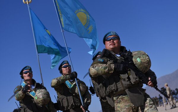 К учениям привлечены около 300 единиц боевой техники и 2 тысячи военнослужащих из Кыргызстана, Казахстана, Китая, Таджикистана и России - Sputnik Кыргызстан