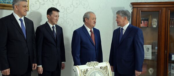 Президент Алмазбек Атамбаев Өзбекстандын тышкы иштер министри Абдулазиз Камиловду кабыл алды - Sputnik Кыргызстан
