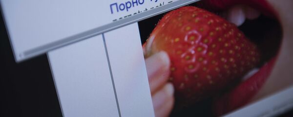 Девушка с клубникой. Архивное фото - Sputnik Кыргызстан