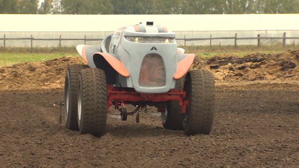 Беспилотный трактор в действии: как Агробот испытали под Рязанью - Sputnik Кыргызстан
