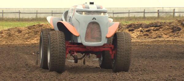 Беспилотный трактор в действии: как Агробот испытали под Рязанью - Sputnik Кыргызстан