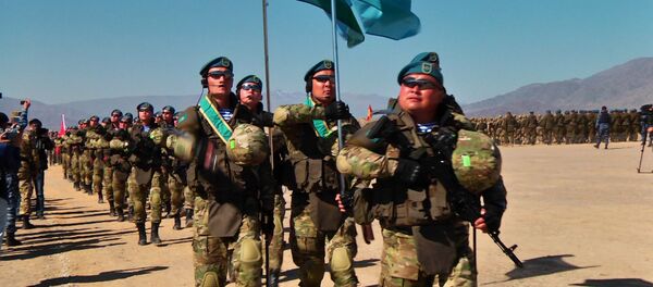 Солдаты стран ШОС чеканили шаг на открытии учений в Балыкчи Солдаты стран ШОС чеканили шаг на открытии учений в Балыкчи - Sputnik Кыргызстан
