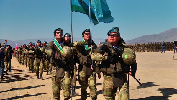 Солдаты стран ШОС чеканили шаг на открытии учений в Балыкчи - Sputnik Кыргызстан