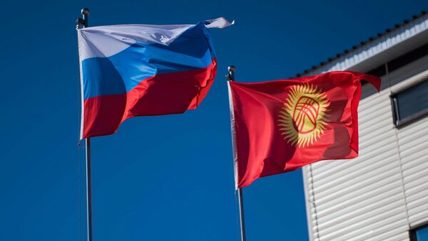 Государственные флаги Кыргызстана и России. Архивное фото - Sputnik Кыргызстан