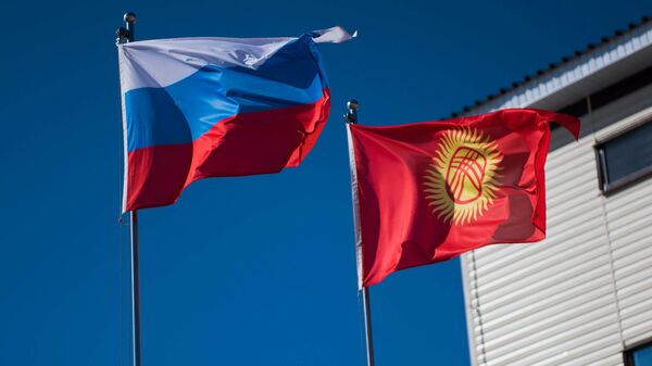 Государственные флаги России и Кыргызстана. Архивное фото - Sputnik Кыргызстан