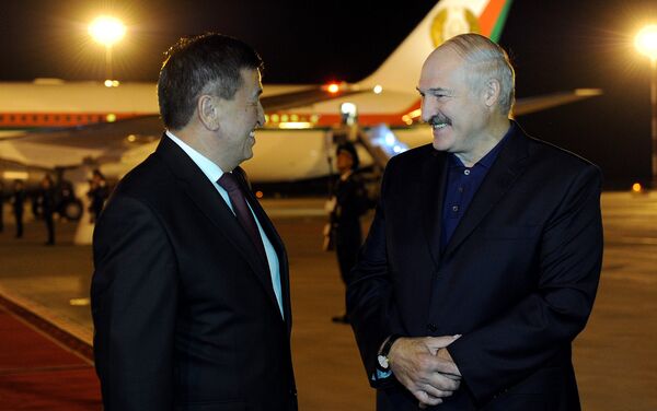 Лукашенко прибыл для участия в юбилейном заседании совета глав стран СНГ, которое пройдет завтра, 16 сентября, в городе Бишкек под председательством Кыргызстана. - Sputnik Кыргызстан
