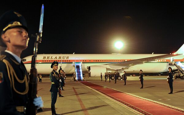 В аэропорту его встретил премьер-министр КР Сооронбай Жээнбеков. - Sputnik Кыргызстан