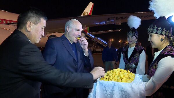 Цветы и боорсоки, как встретили Лукашенко в Кыргызстане - Sputnik Кыргызстан
