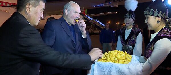 Александр Лукашенкону премьер-министр Сооронбай Жээнбеков боорсок менен тосуп алды - Sputnik Кыргызстан