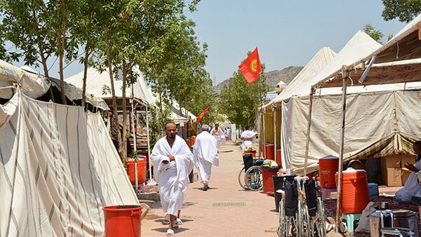 Кыргызстандык ажылар толугу менен ажылык сапарын өтөп, учурда мекенине кайтууга кам көрүп жатат. - Sputnik Кыргызстан