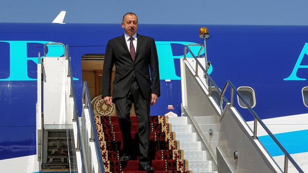 Президент Азербайджана Ильхам Алиев спускается с трапа самолета в аэропорту Манас, в рамках саммита СНГ - Sputnik Кыргызстан