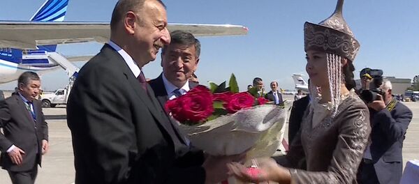 Азербайжан президенти Ильхам Алиев кучак толо гүл алып, боорсоктон ооз тийди - Sputnik Кыргызстан