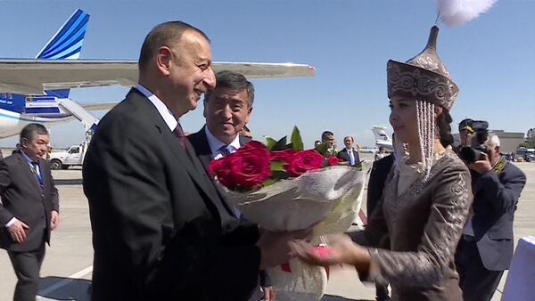 Азербайжан президенти Ильхам Алиев кучак толо гүл алып, боорсоктон ооз тийди - Sputnik Кыргызстан