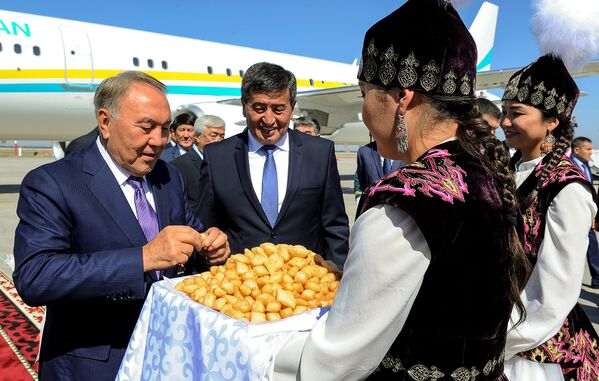 Прибытие президента Казахстана Нурсултана Назарбаева в Бишкек в рамках саммита СНГ - Sputnik Кыргызстан