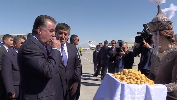 Салам алейкум! — прилет в Кыргызстан президента Таджикистана Эмомали Рахмона - Sputnik Кыргызстан