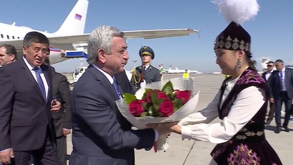 Президент Армении понюхал подаренные розы — кадры из аэропорта &quot;Манас&quot; - Sputnik Кыргызстан