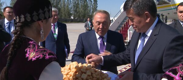 Рукопожатие и полбоорсока — прибытие Назарбаева в Кыргызстан - Sputnik Кыргызстан