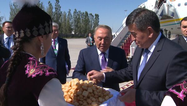 Рукопожатие и полбоорсока — прибытие Назарбаева в Кыргызстан - Sputnik Кыргызстан