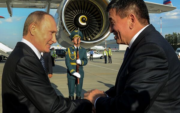 В международном аэропорту Манас его встретил премьер-министр Сооронбай Жээнбеков. - Sputnik Кыргызстан