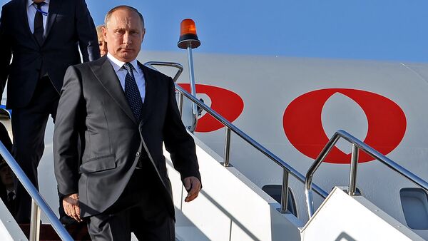Президент России Владимир Путин спускается с трапа самолета, прибывший в Кыргызстан в рамках саммита СНГ - Sputnik Кыргызстан