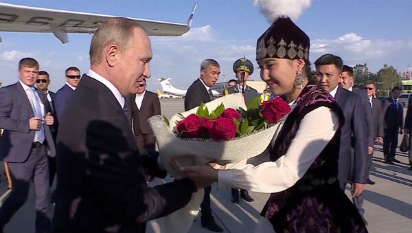 Самолет, цветы, девушка — Путина встретили в аэропорту &quot;Манас&quot; - Sputnik Кыргызстан