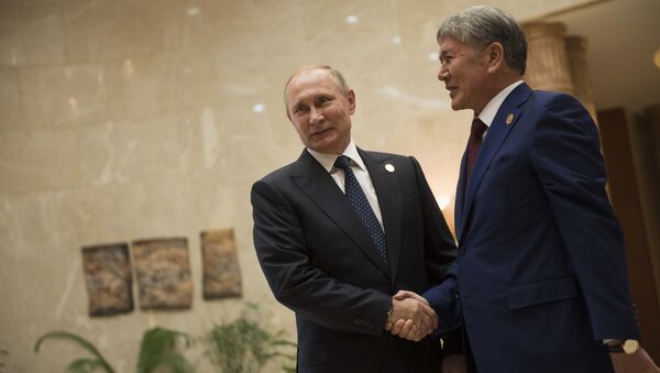 Президент Кыргызстана Алмазбек Атамбаев и глава РФ Владимир Путин (слева) на церемонии официальной встречи. Архивное фото - Sputnik Кыргызстан